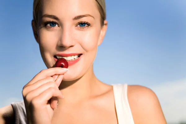 Mulher comendo cerejas — Fotografia de Stock