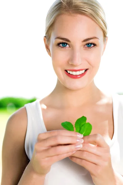 Vrouw met groene bladeren — Stockfoto