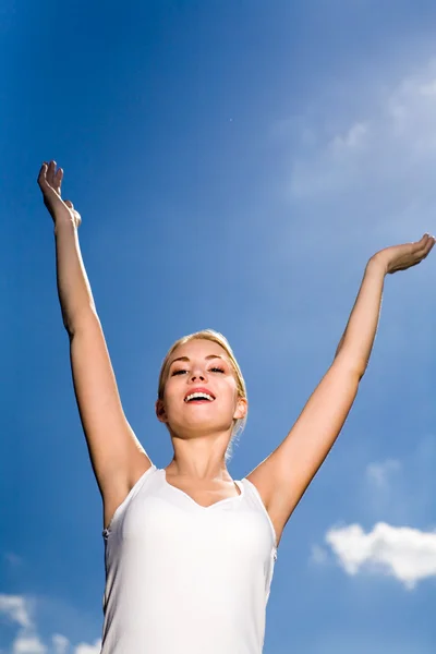 Woman with arms raised outdoors — Stock Photo, Image