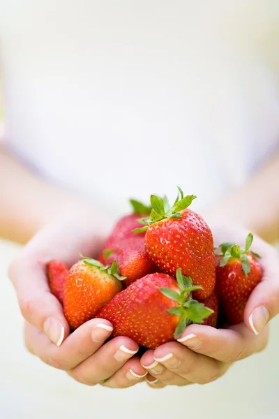 Handen met aardbeien — Stockfoto