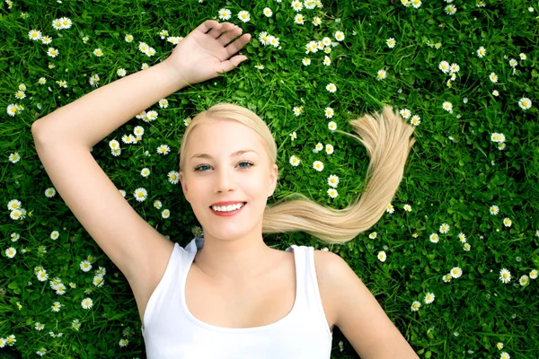 Junge Frau liegt auf dem Gras — Stockfoto