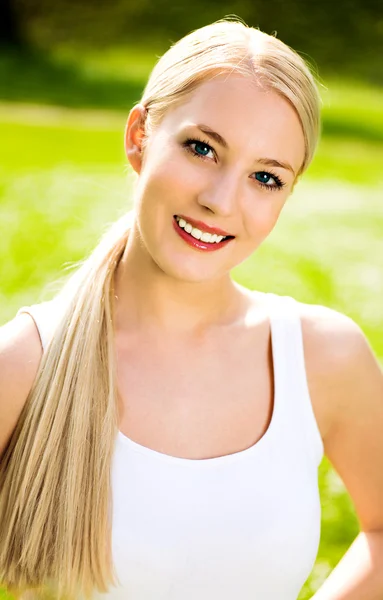 Mujer joven al aire libre — Foto de Stock