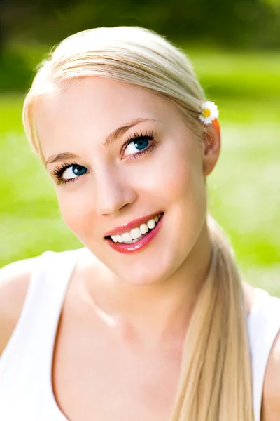 Young Woman Outdoors — Stock Photo, Image