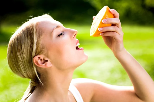 Woman with Orange — Stock Photo, Image