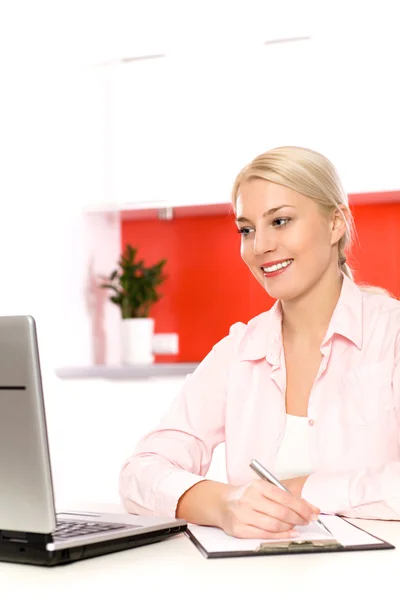 Woman in kitchen with laptop — Stock Photo, Image