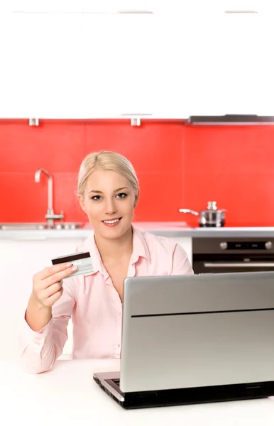 Mujer usando portátil en la cocina —  Fotos de Stock