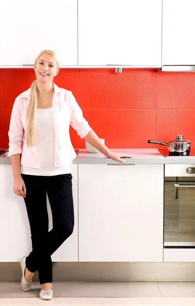 Jovem mulher de pé na cozinha — Fotografia de Stock