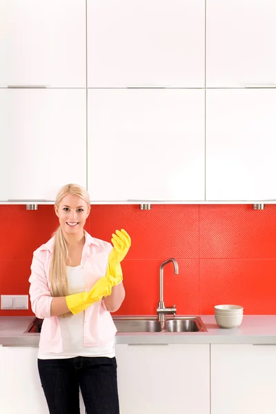 Mulher limpeza cozinha — Fotografia de Stock