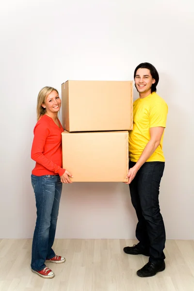 Casal segurando caixa — Fotografia de Stock