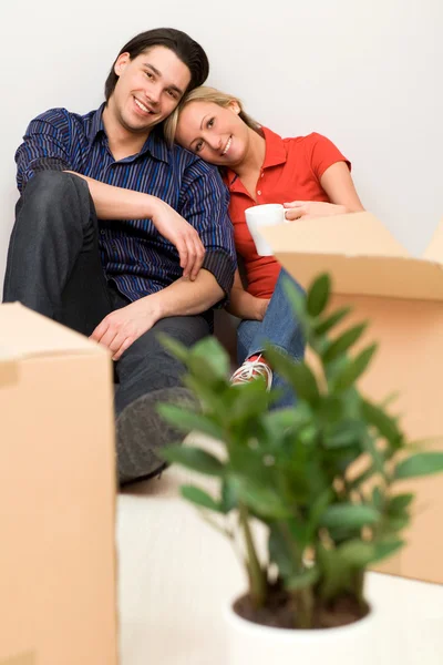 Couple sur le sol à côté de boîtes mobiles — Photo