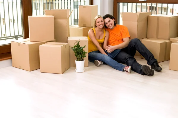 Casal sentado em nova casa — Fotografia de Stock