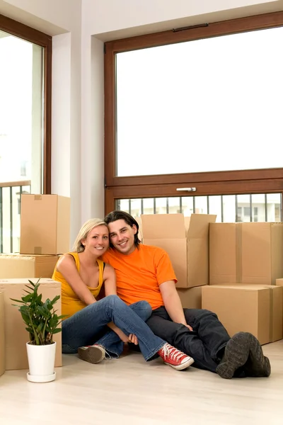 Para siedzi w nowym domu — Zdjęcie stockowe