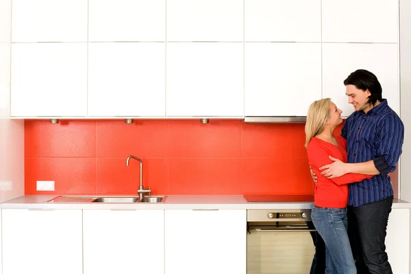 Couple câlin dans la cuisine — Photo