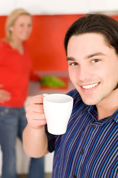 Pareja en la cocina, hombre sosteniendo la taza de café —  Fotos de Stock