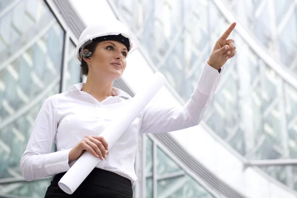 Femme en casque pointant du doigt — Photo