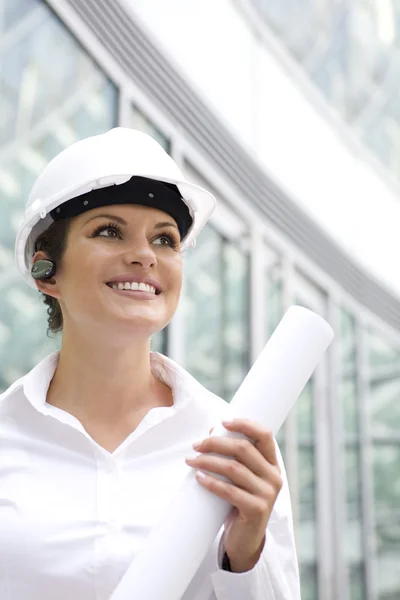 Female architect holding blueprints — Stock Photo, Image