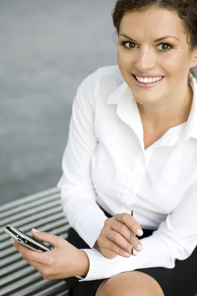 Mujer de negocios usando palmtop al aire libre —  Fotos de Stock