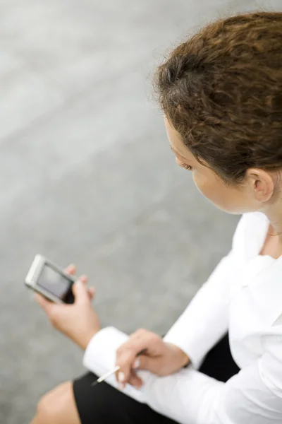 Femme d'affaires utilisant palmtop à l'extérieur — Photo