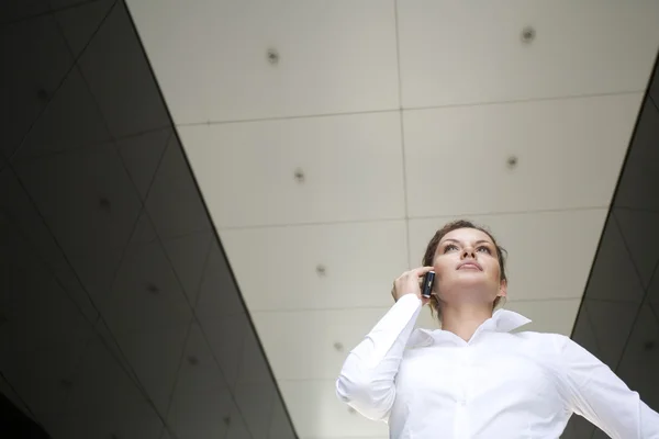 Businesswoman outside a modern office building — Stock Photo, Image