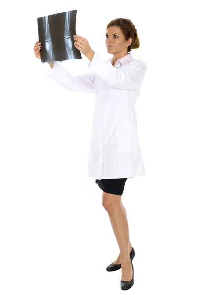 Médecin de la femme qui regarde la radiographie — Photo