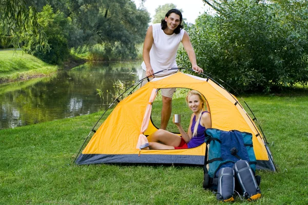Couple pitching tent — Stock Photo, Image