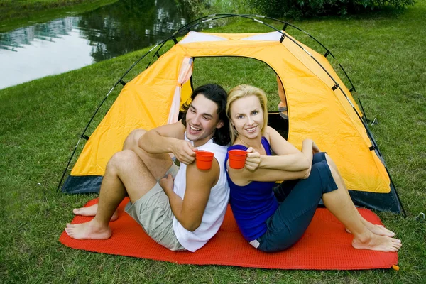 Pareja acampando en tienda — Foto de Stock