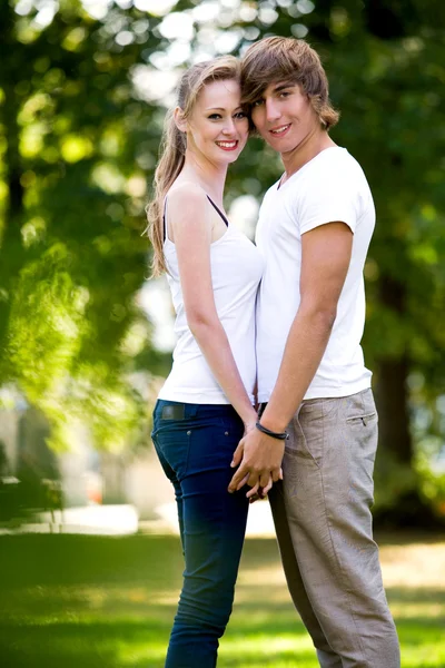 Young couple holding hands in park — Stock Photo, Image