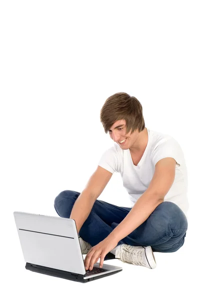 노트북을 들고 바닥에 앉아 있는 젊은이 로열티 프리 스톡 이미지