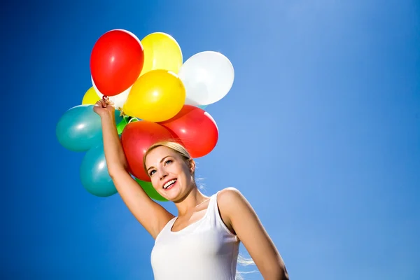 Žena hospodářství chomáč balónků Royalty Free Stock Obrázky