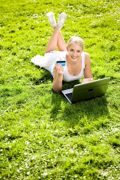 Jovem mulher usando laptop ao ar livre Imagens De Bancos De Imagens Sem Royalties