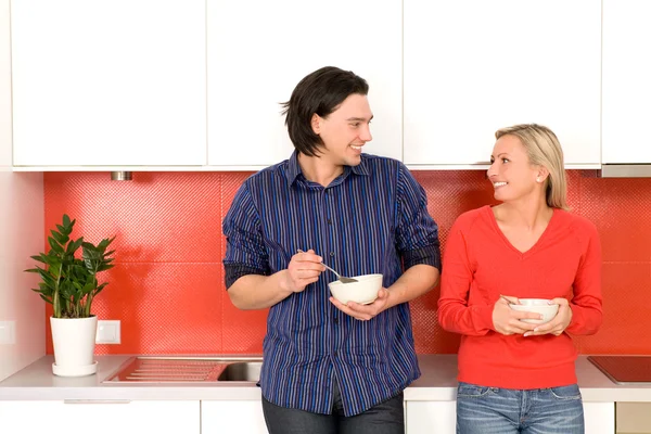 Paar in keuken houden kommen Stockfoto