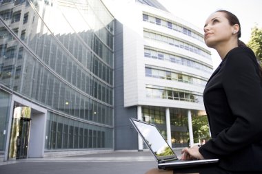 ofis dışında dizüstü kullanarak iş kadını
