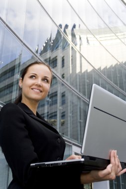 ofis dışında dizüstü kullanarak iş kadını