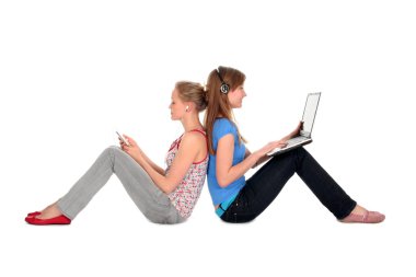 kadın laptop ve mp3 player'ı kullanma