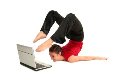 Dizüstü bilgisayarla yoga yapan kadın.