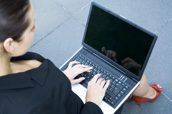 户外使用便携式计算机的女商人 — 图库照片