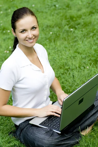 Γυναίκα που χρησιμοποιεί φορητό υπολογιστή σε εξωτερικούς χώρους — Φωτογραφία Αρχείου