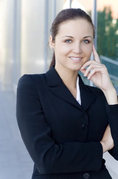 Geschäftsfrau vor einem modernen Bürogebäude — Stockfoto