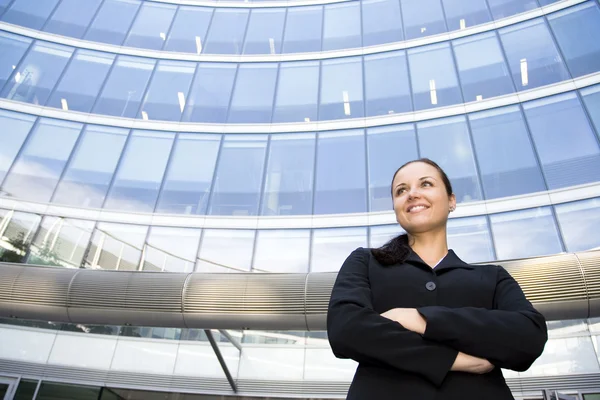 Businesswoman outside a modern office building — Stock Photo, Image