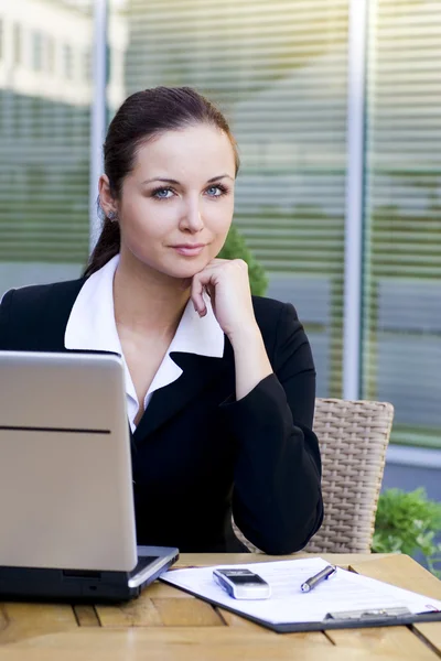 Affärskvinna med laptop utanför kontoret — Stockfoto
