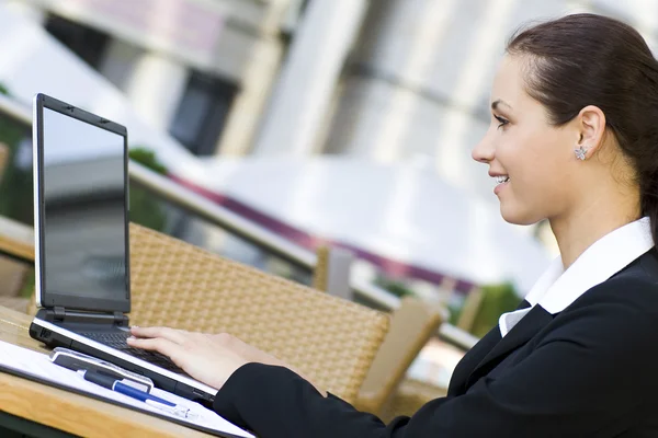 Mulher usando laptop ao ar livre — Fotografia de Stock