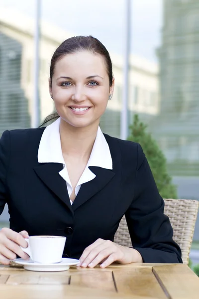 Mujer de negocios en la cafetería al aire libre — Foto de Stock