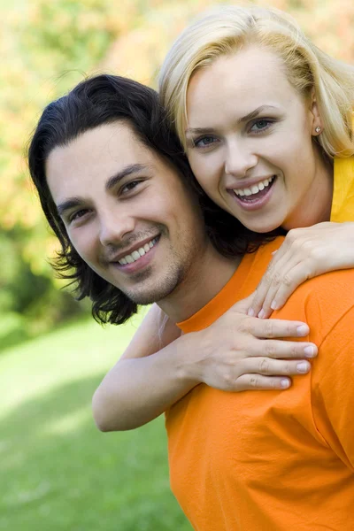 Casal no parque — Fotografia de Stock