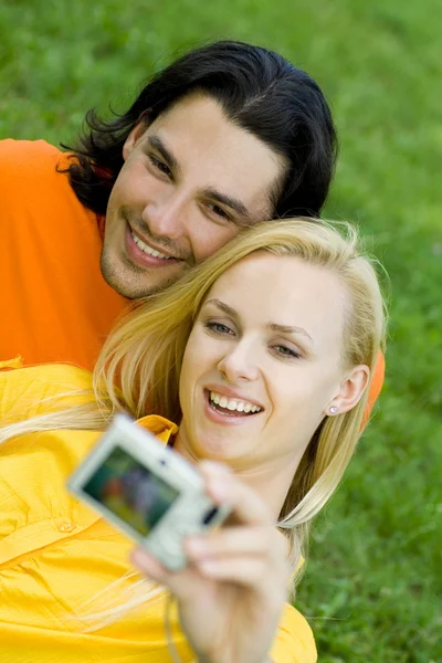 Pareja tomando fotos de sí mismos — Foto de Stock