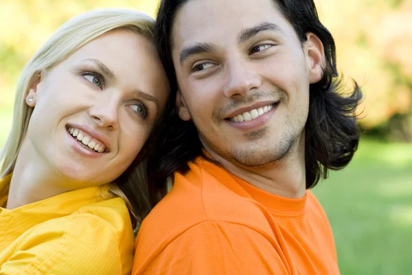 Casal sorridente no parque — Fotografia de Stock