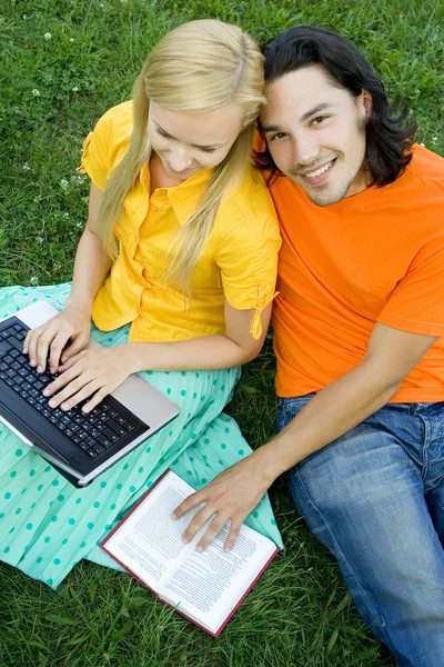 Students studying in park — Stock Photo, Image