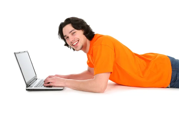 Junger Mann benutzt Laptop — Stockfoto