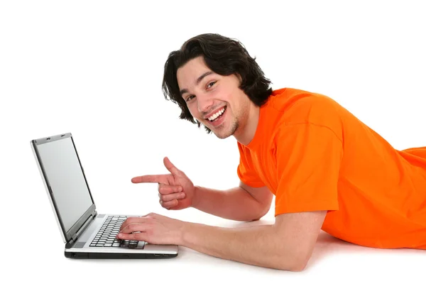 Hombre joven usando el ordenador portátil —  Fotos de Stock