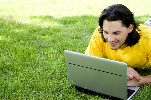 年轻男子户外使用便携式计算机 — 图库照片