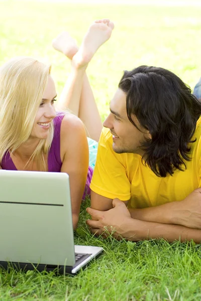 Casal usando laptop ao ar livre — Fotografia de Stock